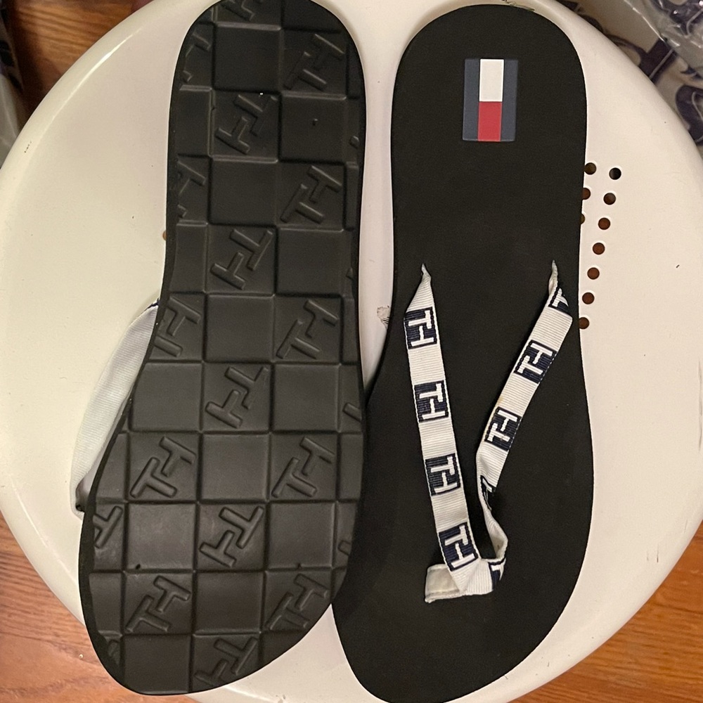 Tommy Hilfiger size 9 flip flops